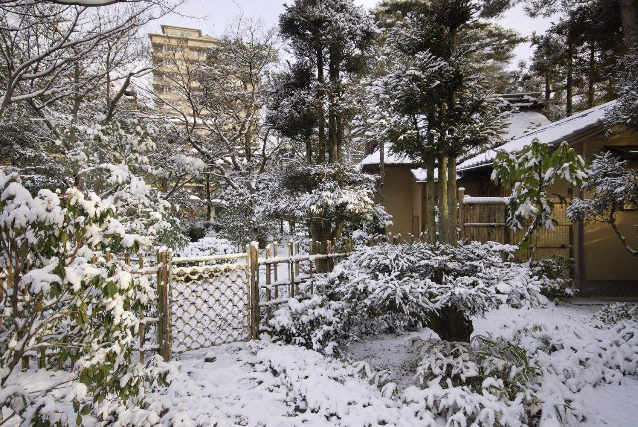 Suimeikan Gero Exterior foto The temple in winter