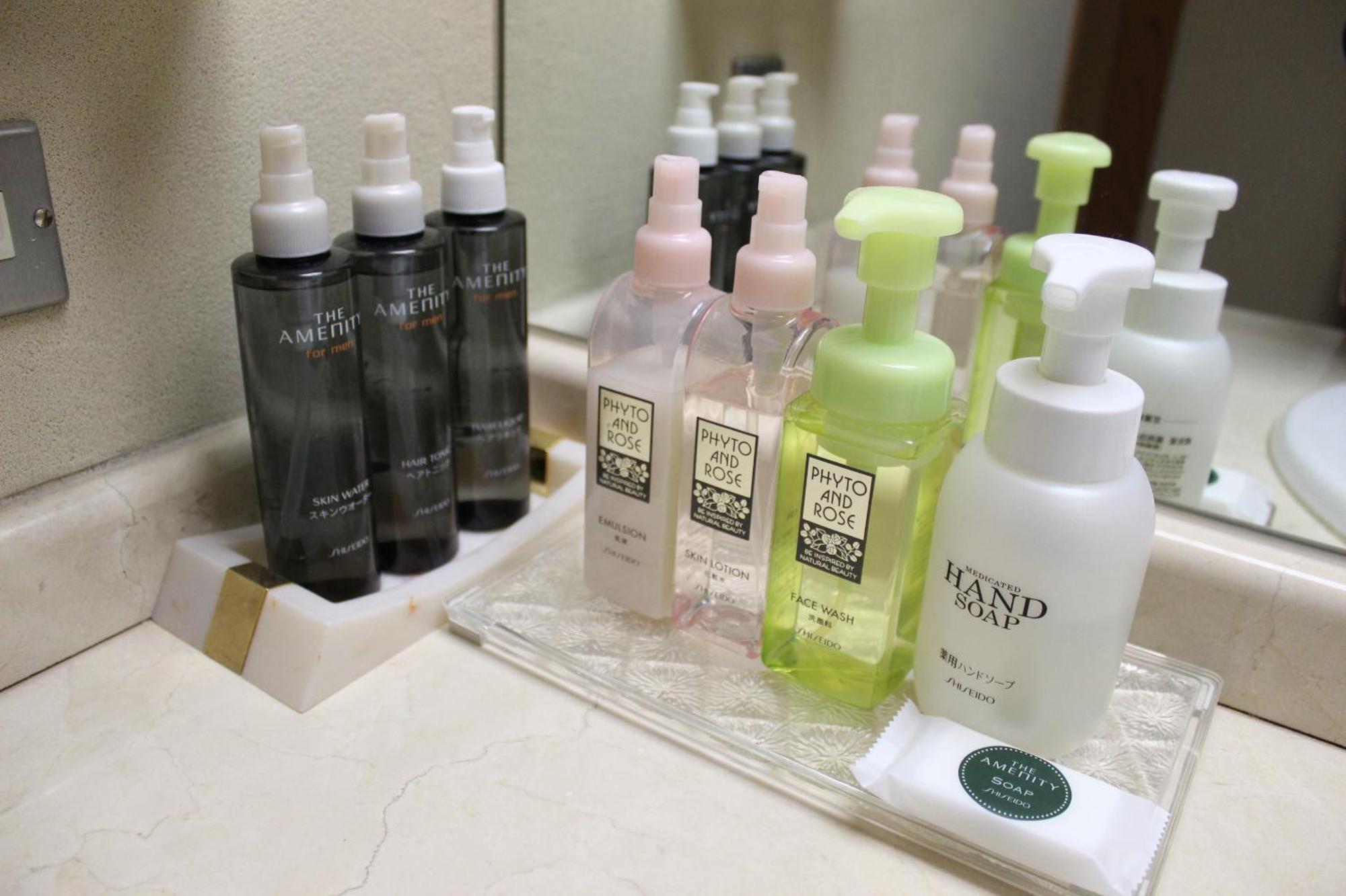 Suimeikan Gero Zimmer foto A selection of toiletries in a hotel bathroom
